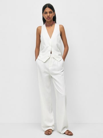 Pull&Bear Regular Pleat-Front Pants in White: front