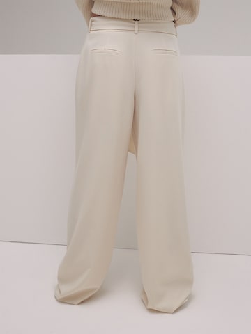 LENI KLUM x ABOUT YOU - Loosefit Pantalón plisado 'Isa' en blanco