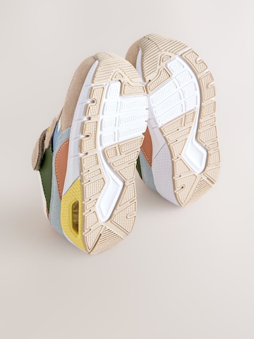 Next Сникърси в бяло