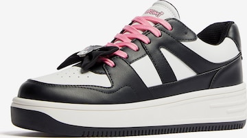 Bershka Sneakers low i svart: forside