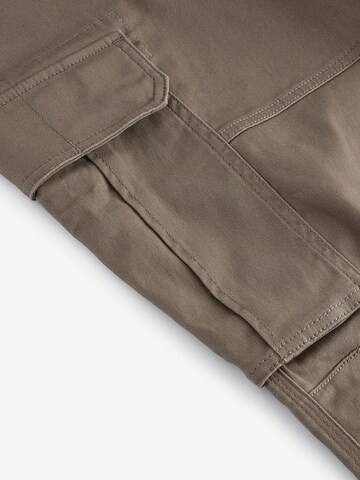 Tapered Pantaloni cargo di Next in marrone