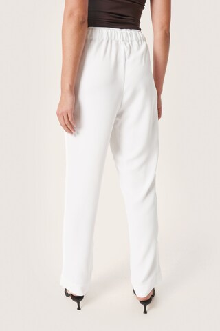 SOAKED IN LUXURY Tapered Broek 'Shirley' in Wit