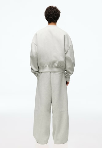 Wide leg Pantaloni con pieghe di Bershka in grigio