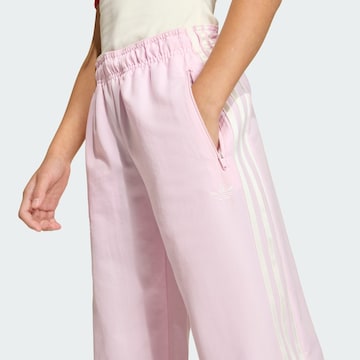 Loosefit Pantalon 'Adidas Originals x Liberty London' ADIDAS ORIGINALS en rose