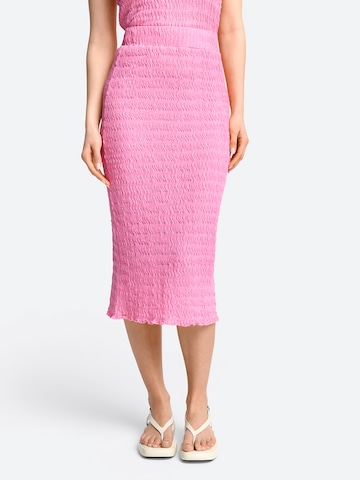 Rich & Royal Skirt in Pink: front