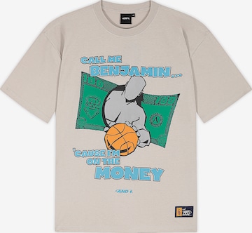 AND1Široka majica 'Auf Dem Geld' - siva boja: prednji dio