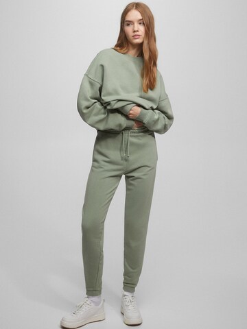 Pull&Bear Tapered Pants in Green: front