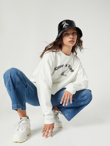 SHYX Sweatshirt 'Kaori' i hvid