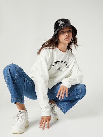 SHYX Sweatshirt 'Kaori' in Wit