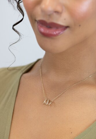 Nana Kay Collier in Gelb