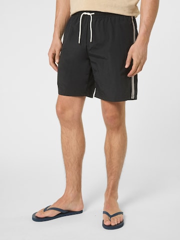 Shorts de bain 'LERICI loose heritage tape beach shorts' FILA en noir : devant