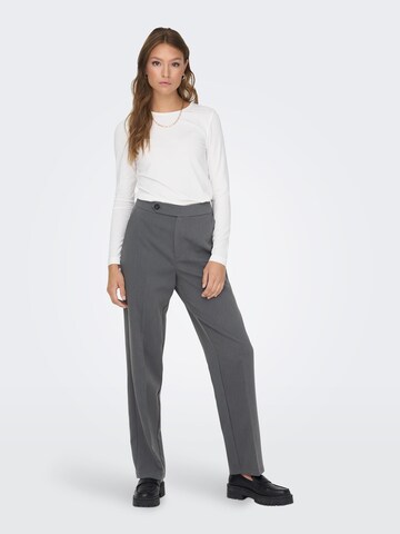 regular Pantaloni con piega frontale 'Tilly' di ONLY in grigio