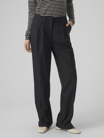 VERO MODA Regular Pleat-Front Pants 'KIARA' in Black: front