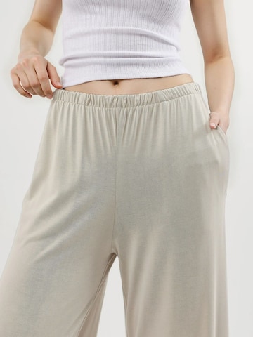 Busem - Perna larga Calças em bege