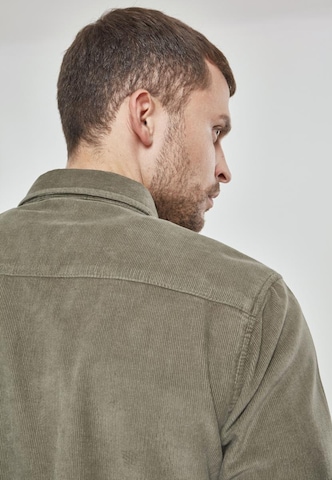 Urban Classics - Ajuste regular Camisa en verde