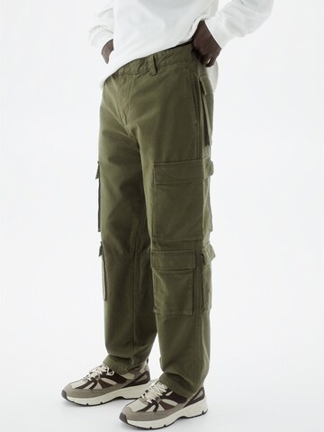 Pull&Bear Regular Cargo Pants in Green: front