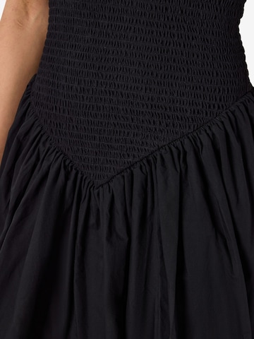 Noisy may Dress in Black