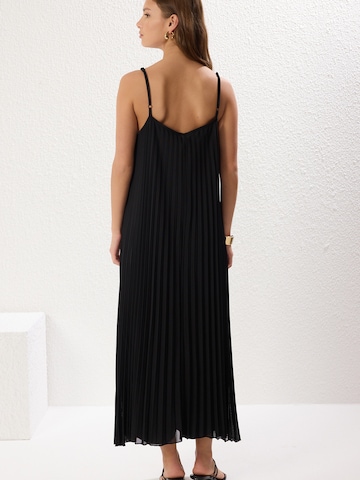 Rochie de la Trendyol pe negru