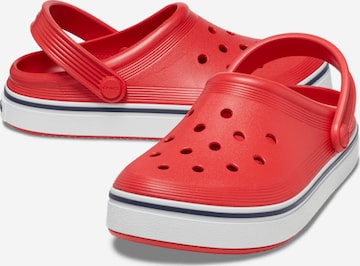 Pantofi deschiși de la Crocs pe roșu