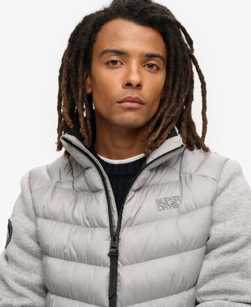 Superdry Tussenjas in Grijs: voorkant
