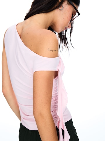 Top de la Bershka pe roz