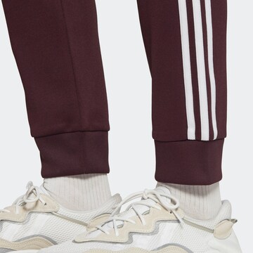 Effilé Pantalon ADIDAS ORIGINALS en rouge