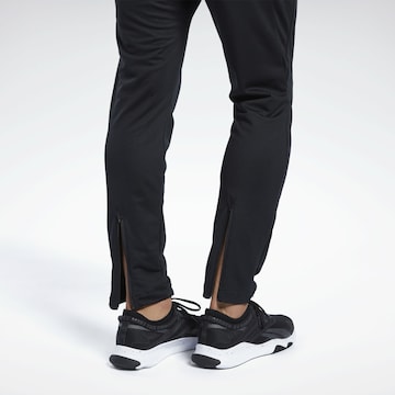 Reebok Tapered Sporthose in Schwarz