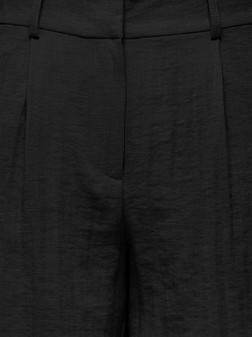 ONLY Regularen Hlače z naborki 'ONLITA' | črna barva