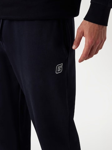 GUESS Tapered Hose in Schwarz