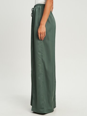 Willa Loose fit Trousers with creases 'BENNY' in Green