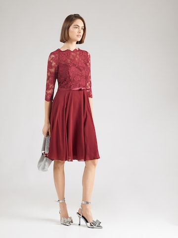 Rochie de seară de la mascara pe roșu