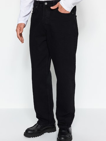 Trendyol Regular Jeans in Schwarz