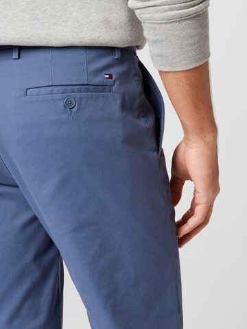 TOMMY HILFIGER - Slimfit Calças chino 'Denton' em azul