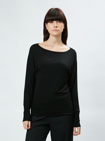 Influencer Shirt in Black: front