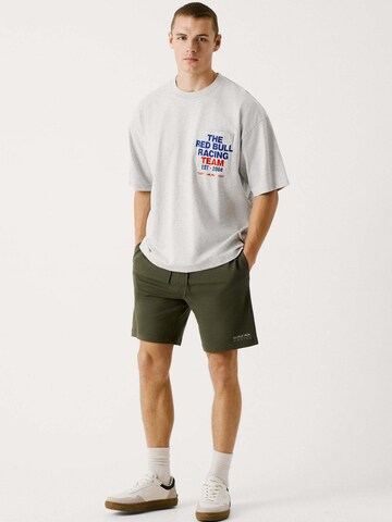 Maglietta 'Pocket Print Tee' di Red Bull Racing x Pepe Jeans in grigio