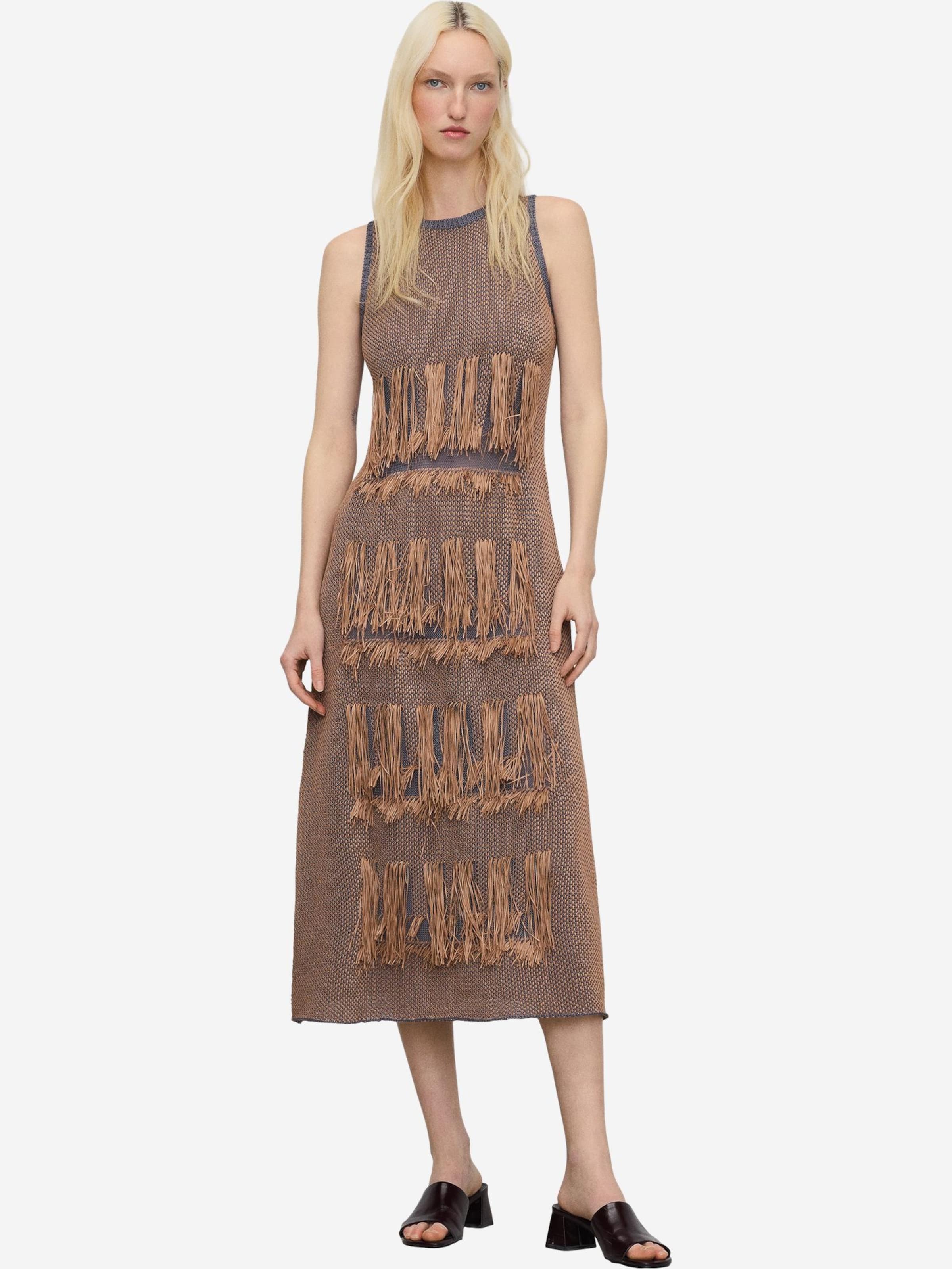 Abito di Adolfo Dominguez in marrone: frontale