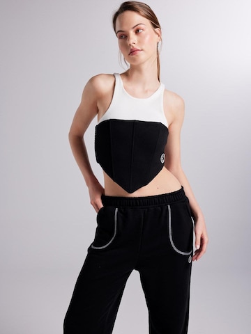 HOLLY LOLLY Top – černá: přední strana