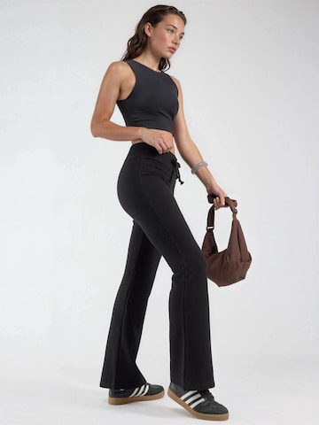 Busem - Flared Calças em preto