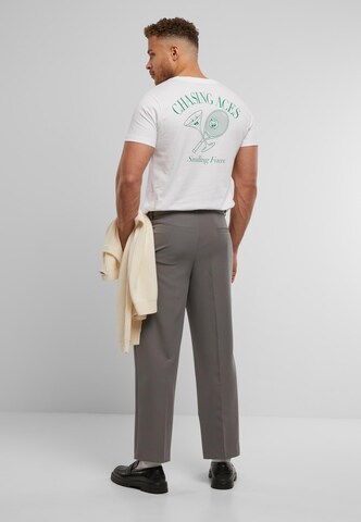 T-Shirt 'Chasing Aces Smiling Faces' Mister Tee en blanc