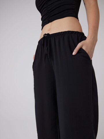 A LOT LESS Wide leg Broek 'Taira' in Zwart