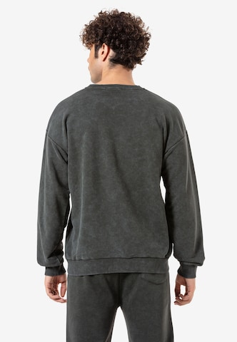 Redbridge Sweatshirt 'Batley' in Grau