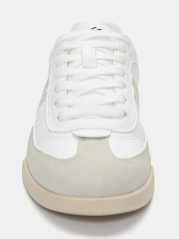 Sneaker bassa di Pull&Bear in bianco
