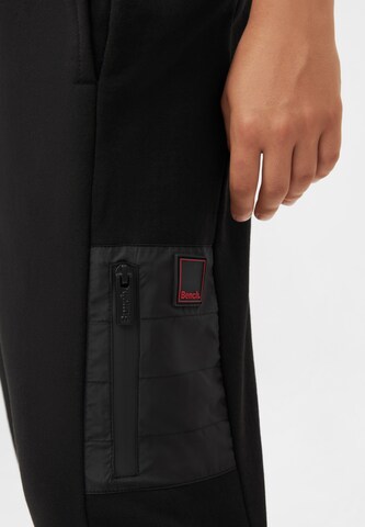 BENCH Tapered Hose in Schwarz