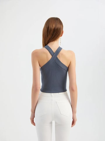 Top di Hiccup in grigio