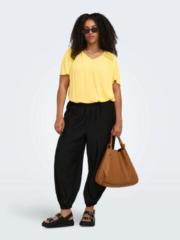 ONLY Carmakoma - Blusa 'CARSELASI' en amarillo