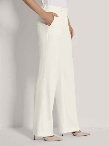 Effilé Pantalon chino MADELEINE en blanc