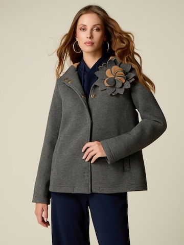 Cappotto di mezza stagione di oltre in grigio