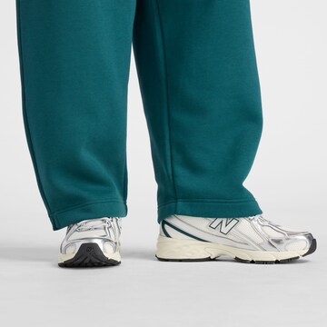 Baggy Pantalon de sport 'Trackside Fleece Barrel Pant' new balance en vert