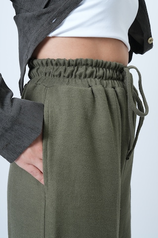 Trend Alaçatı Stili Wide leg Trousers with creases in Green