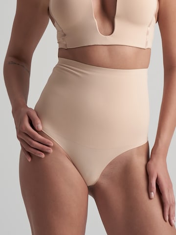 Slip scultant ' Waist Control High Waist Thong ' Bye Bra en beige